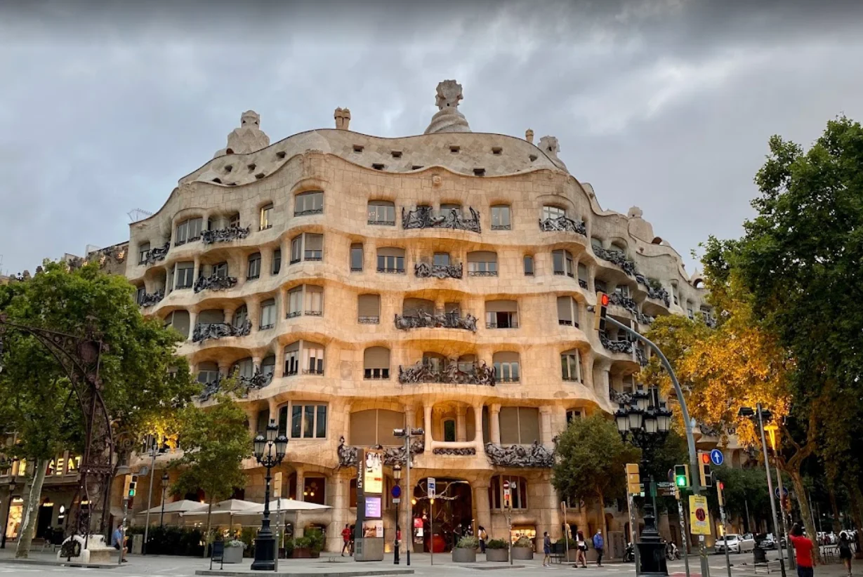 Tour privado por el Passeig de Gràcia con guía oficial